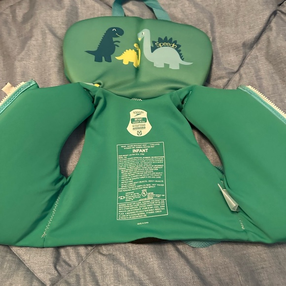 Life jacket - Picture 2 of 5